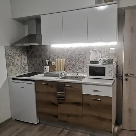 Breezy 5 Apartment